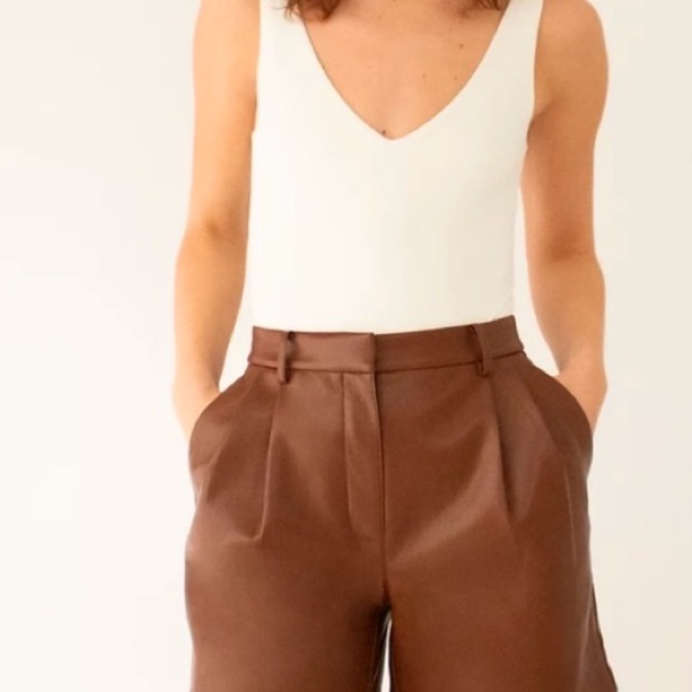 Aritzia Babaton Limerick high-waisted vegan leather shorts. 🤎 - Picture 2 of 6